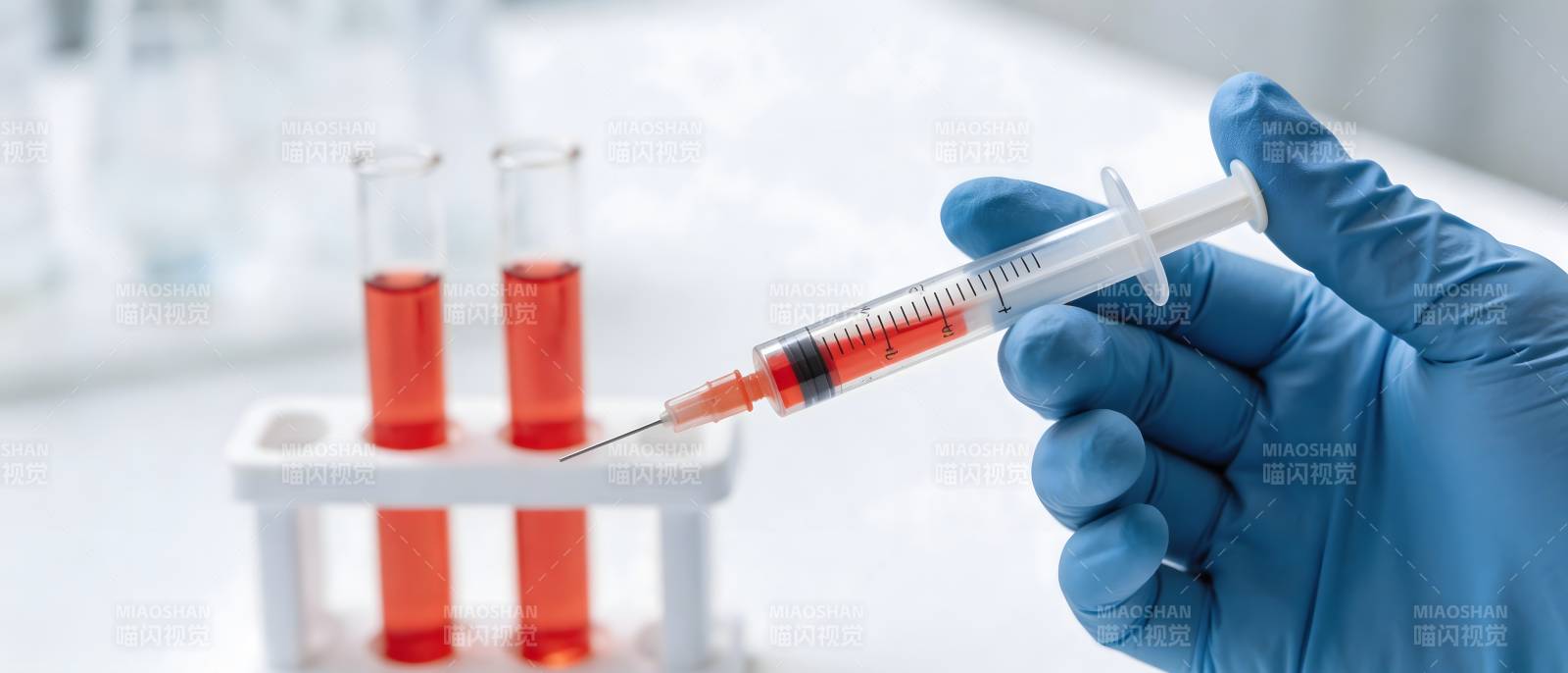 实验室注射红色液体样本图片