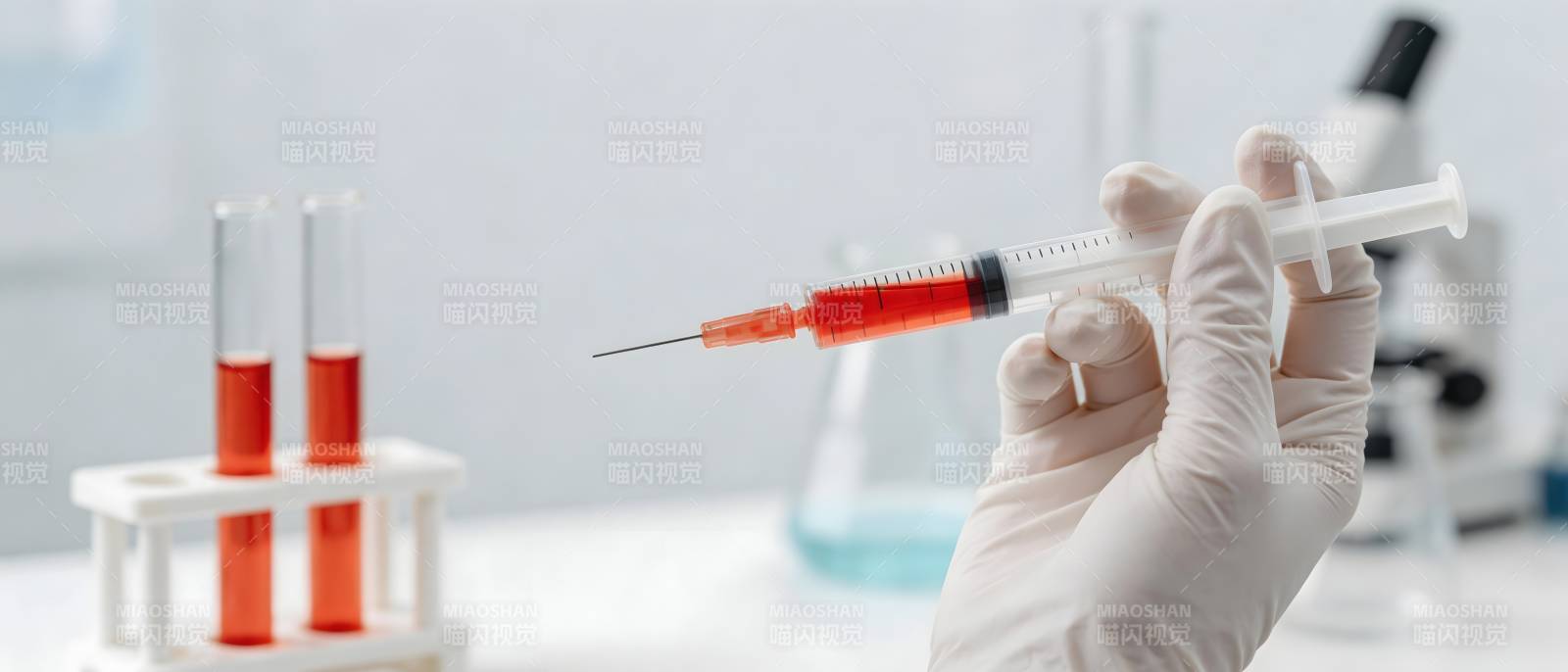 注射器抽红液 实验室场景图片