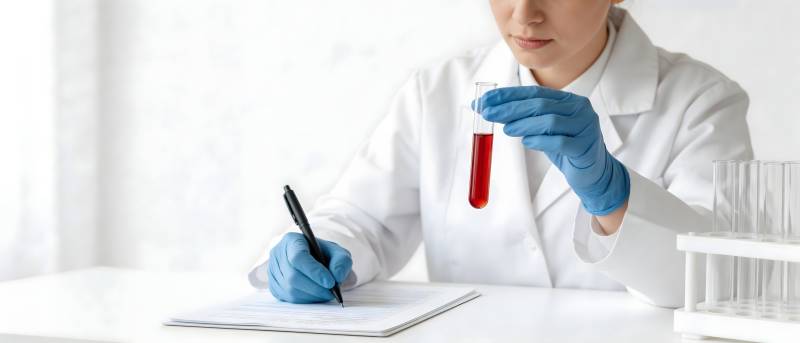 科学家记录血液实验数据图片