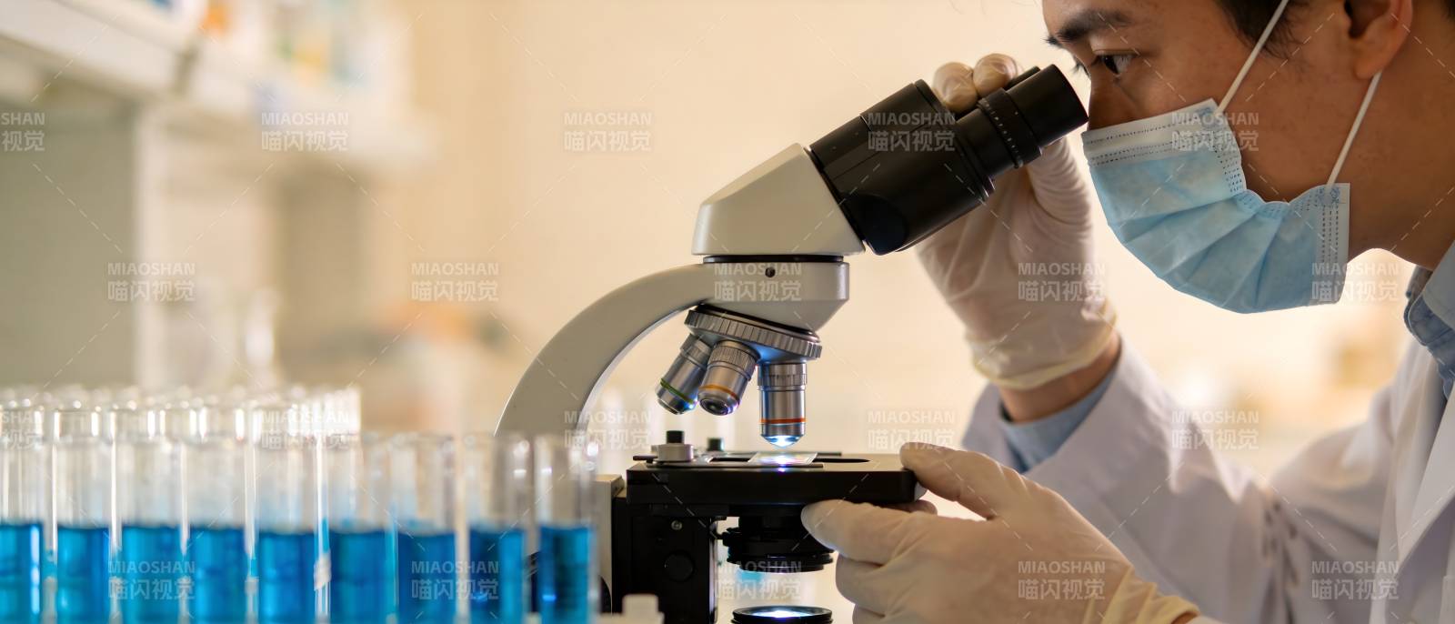 科学家显微镜下观察样本图片
