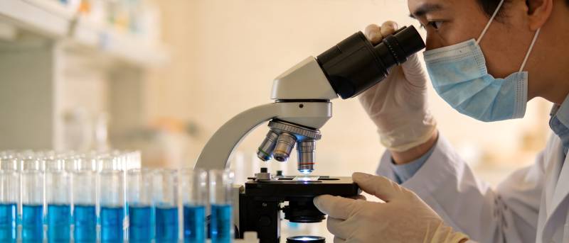 科学家显微镜下观察样本图片