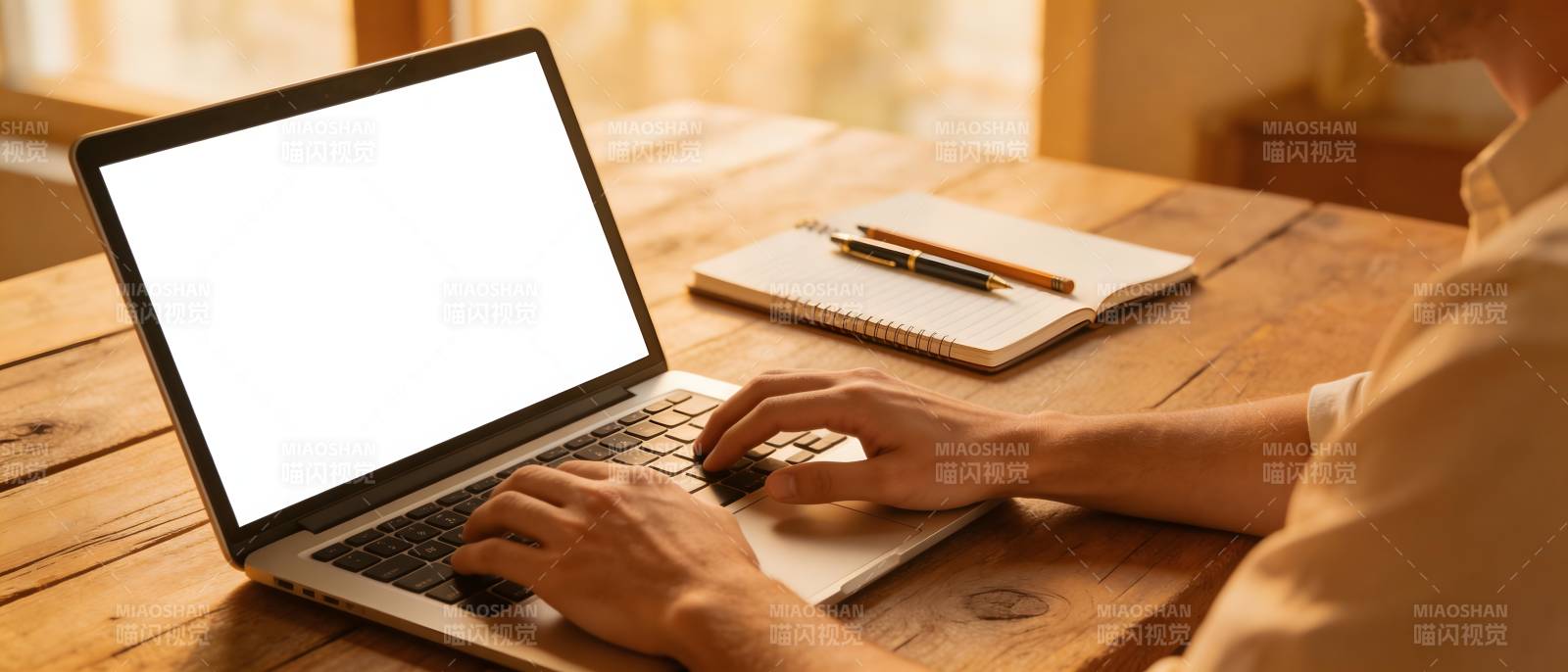 木桌前用笔记本电脑工作图片