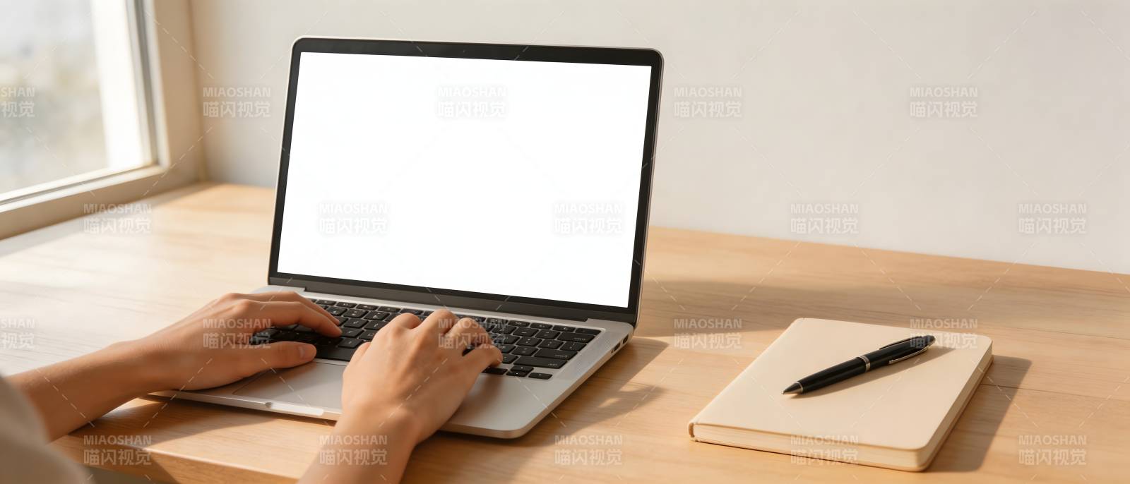 窗边办公 笔本相伴图片