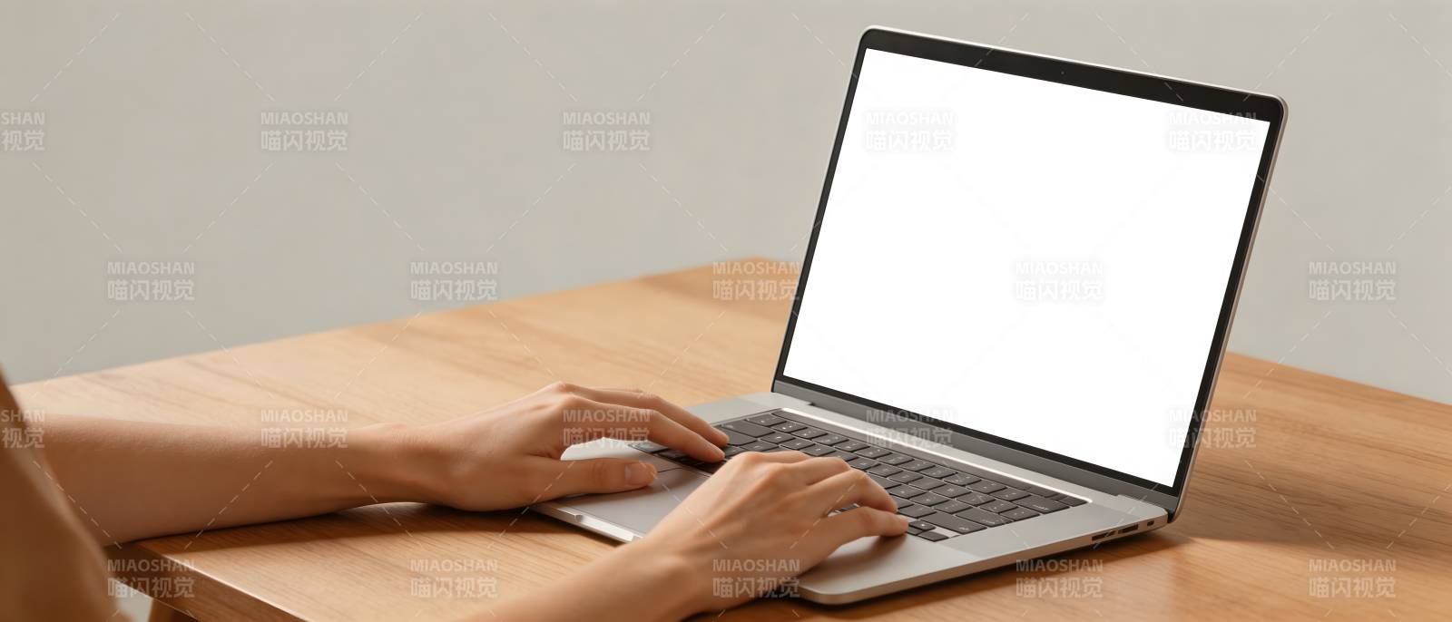 双手打字 白屏笔记本图片