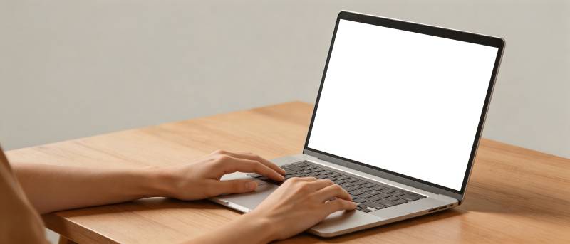 双手打字 白屏笔记本图片