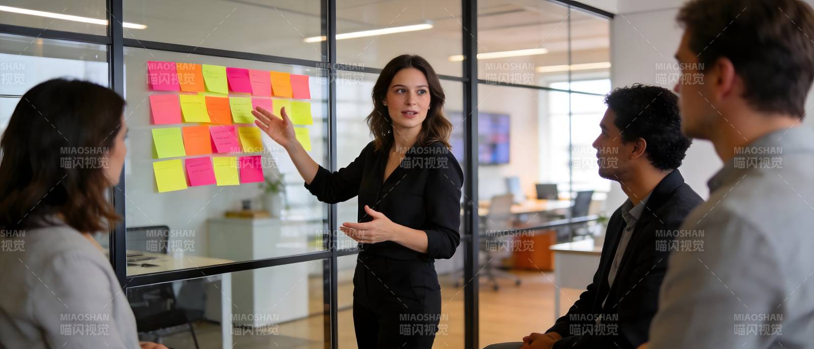 团队 brainstorming 会议中图片