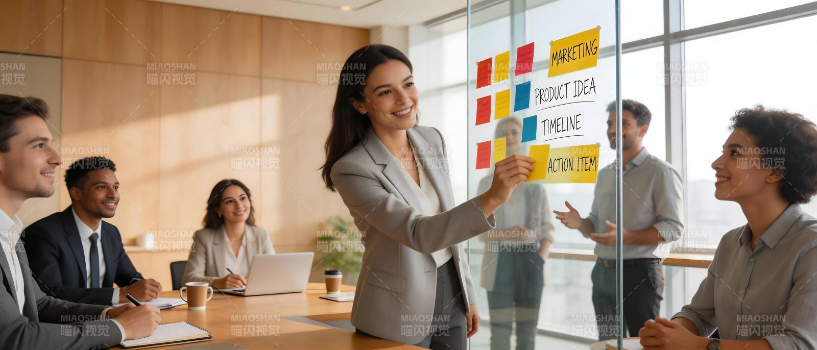 团队 brainstorming 创意会图片