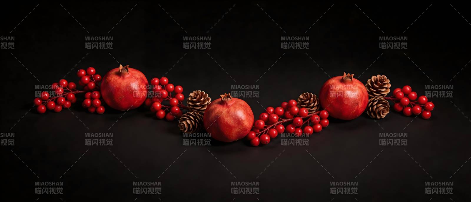 红果松果黑底静物图图片