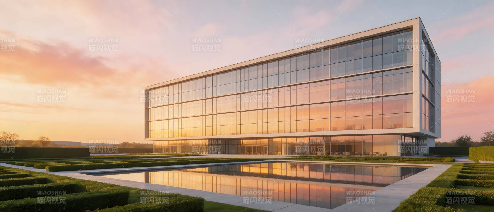 现代玻璃建筑映夕阳图片