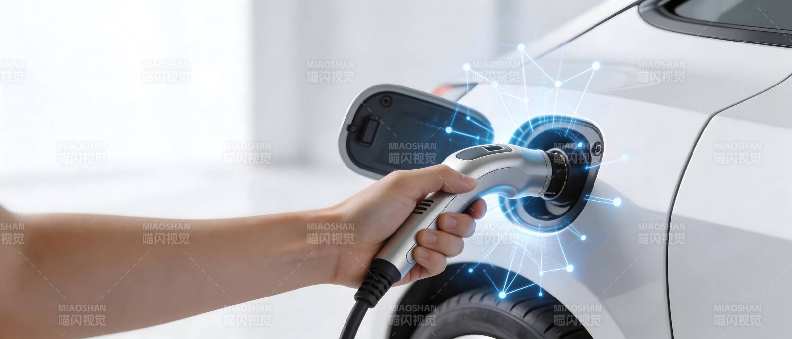 电动车充电中 科技蓝光闪烁图片
