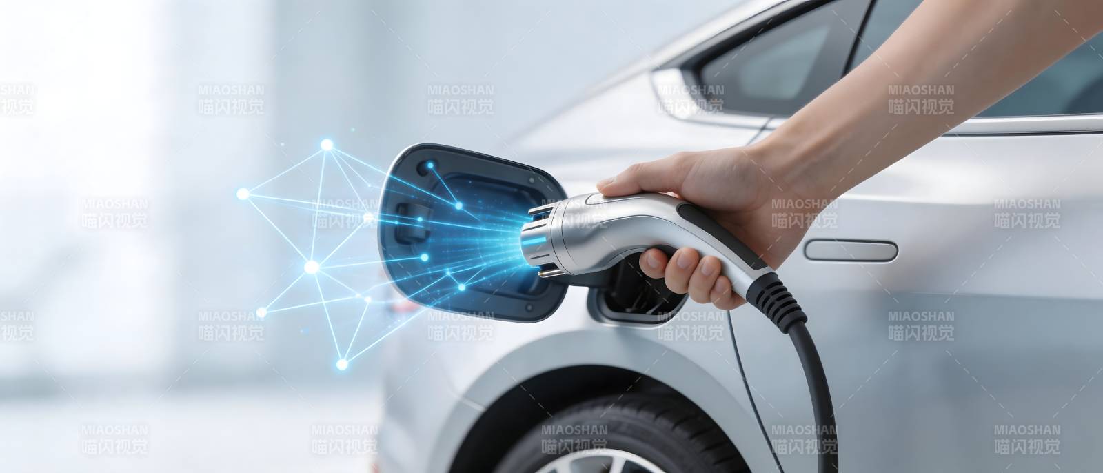 电动车充电中 科技蓝光闪烁图片