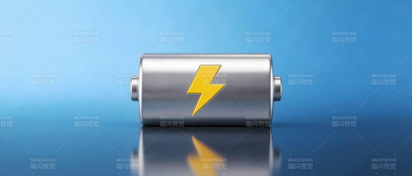 电池闪电标志 蓝色背景图片