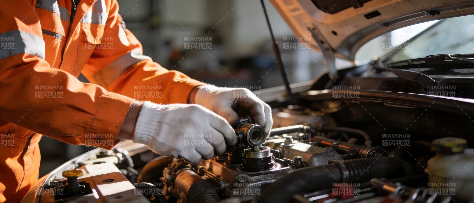 汽修工检修发动机图片