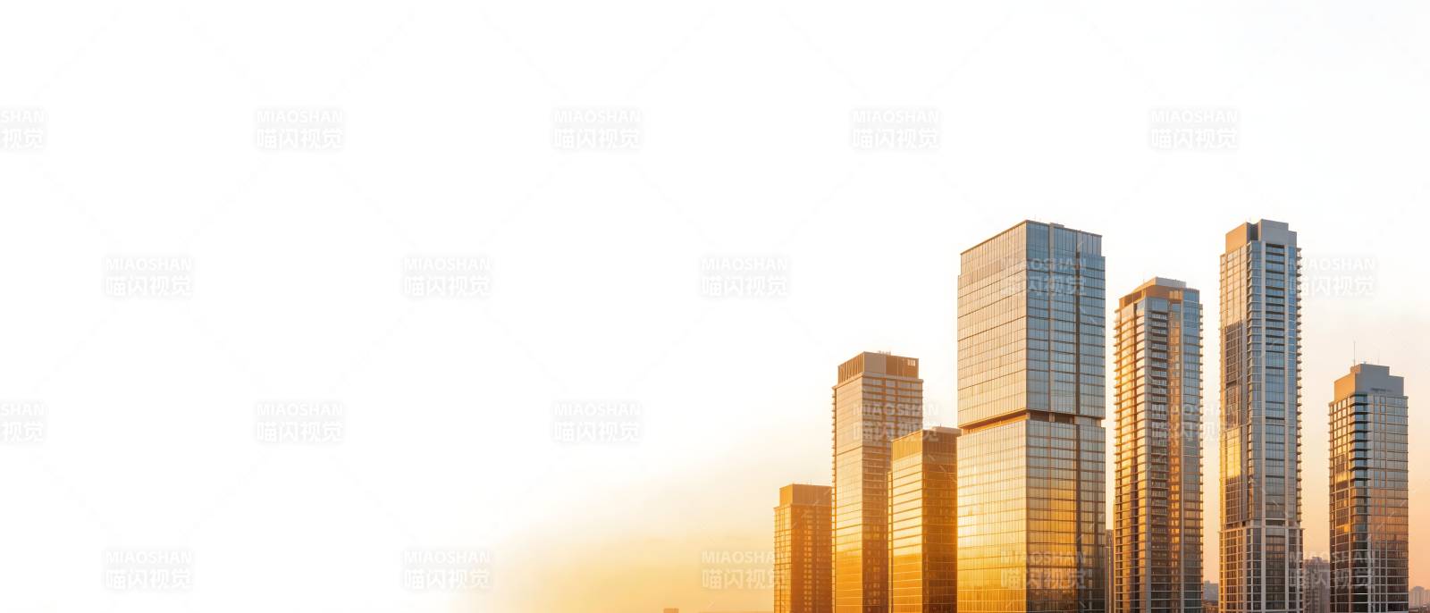 夕阳下的现代都市天际线图片