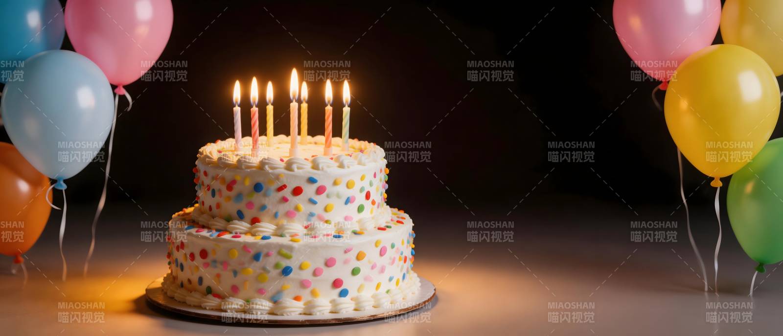生日蛋糕配气球 温馨庆生夜图片