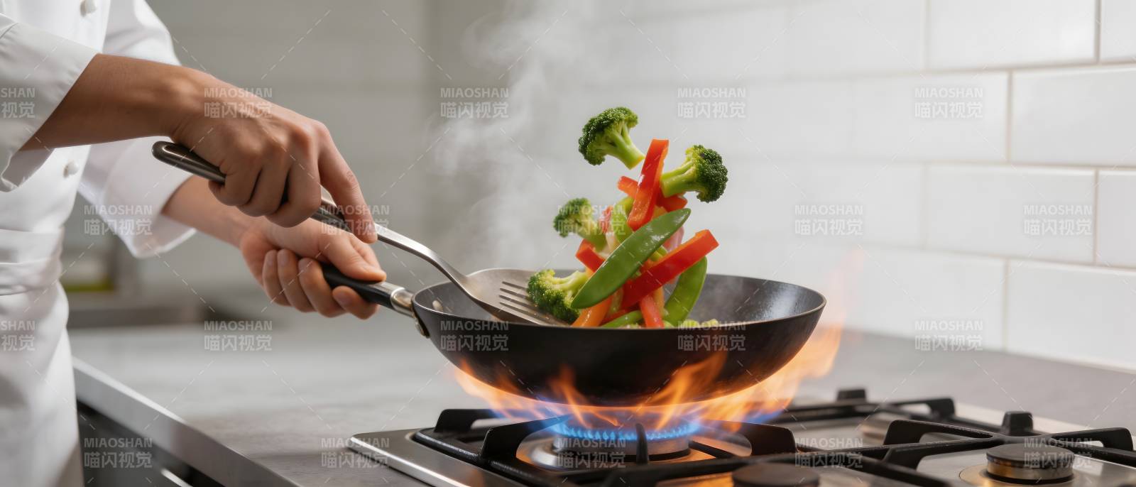 厨师爆炒蔬菜 火焰升腾图片