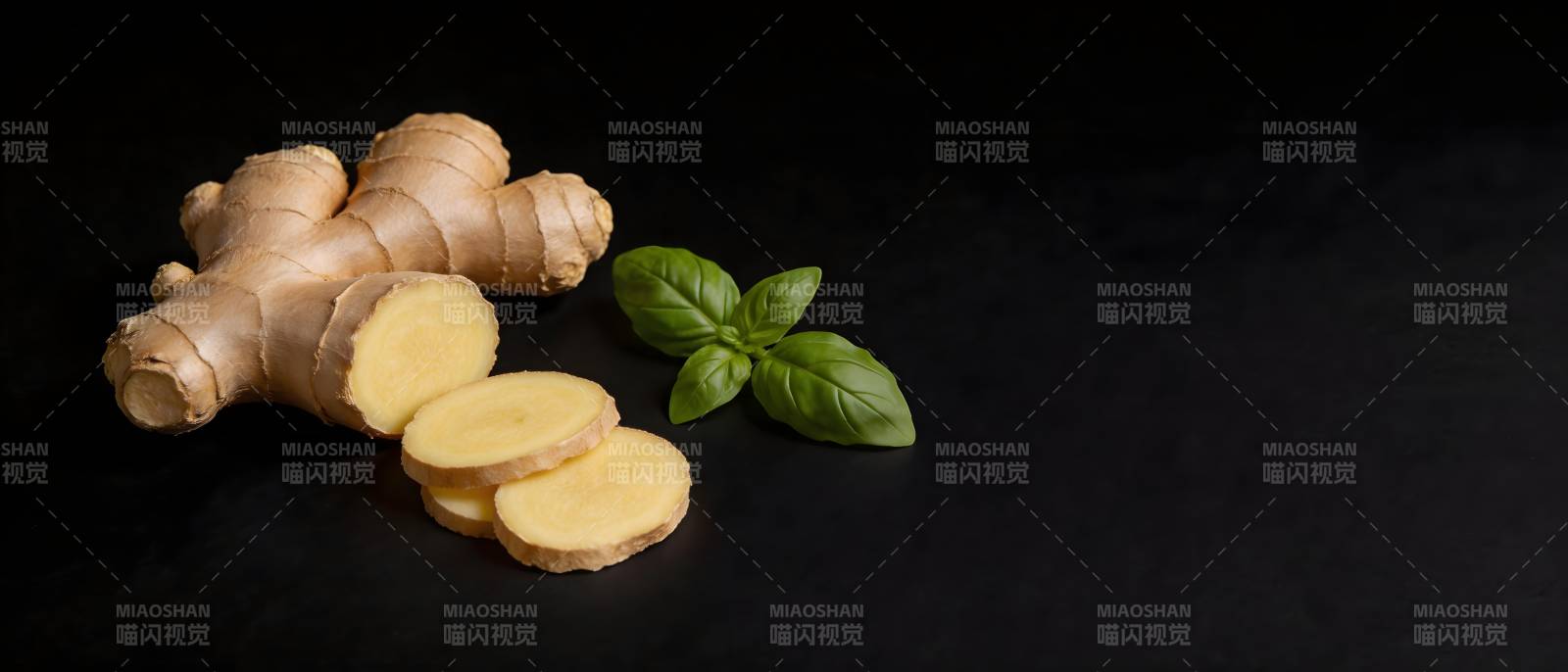 姜与罗勒叶 黑底静物图图片
