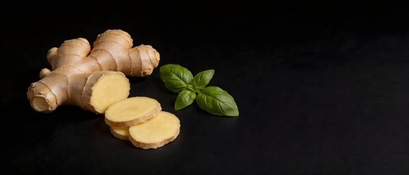 姜与罗勒叶 黑底静物图图片