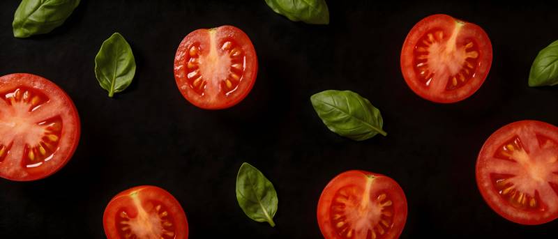 番茄罗勒黑底特写图片