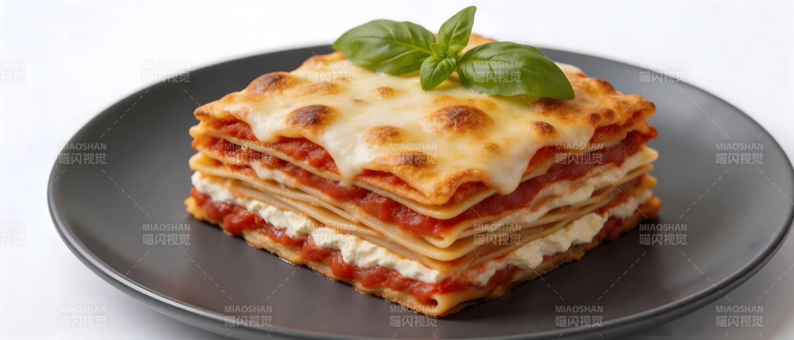 意式千层面配罗勒叶图片