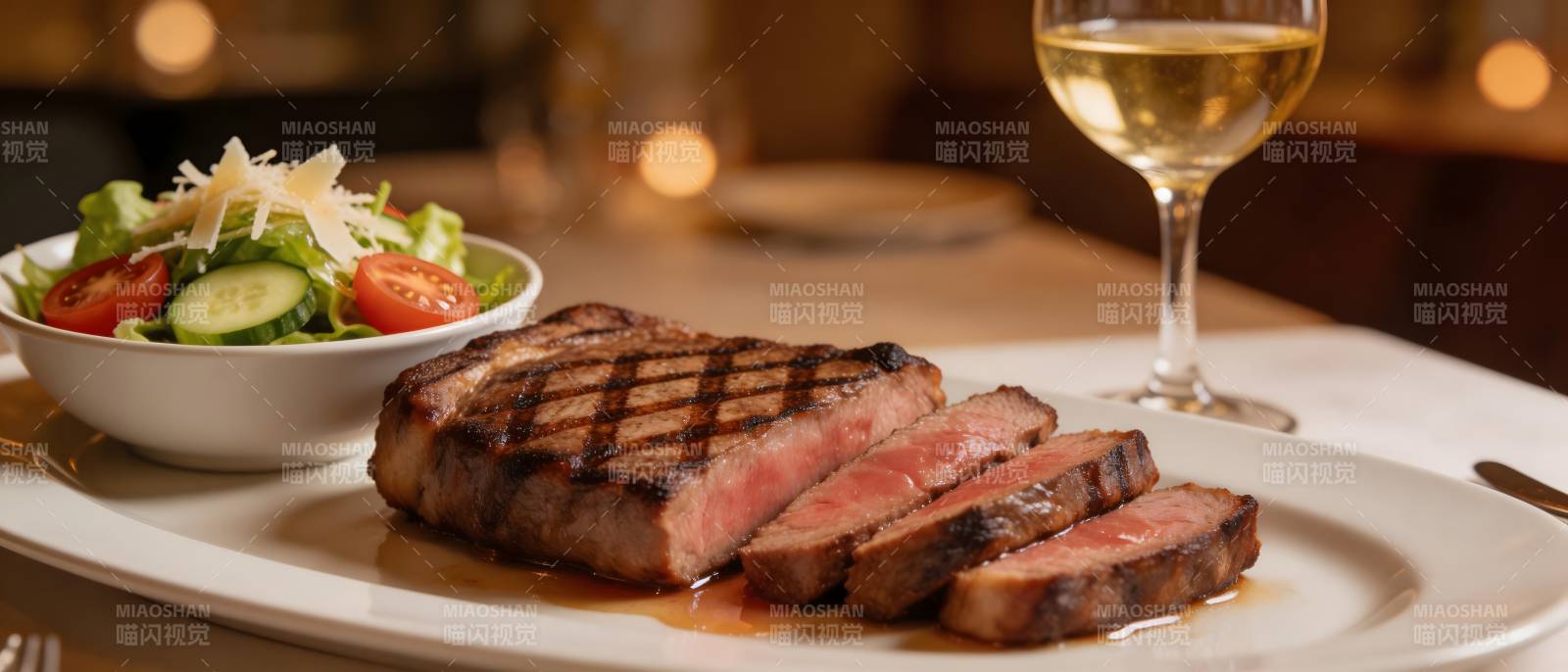 牛排配沙拉 白葡萄酒相伴图片
