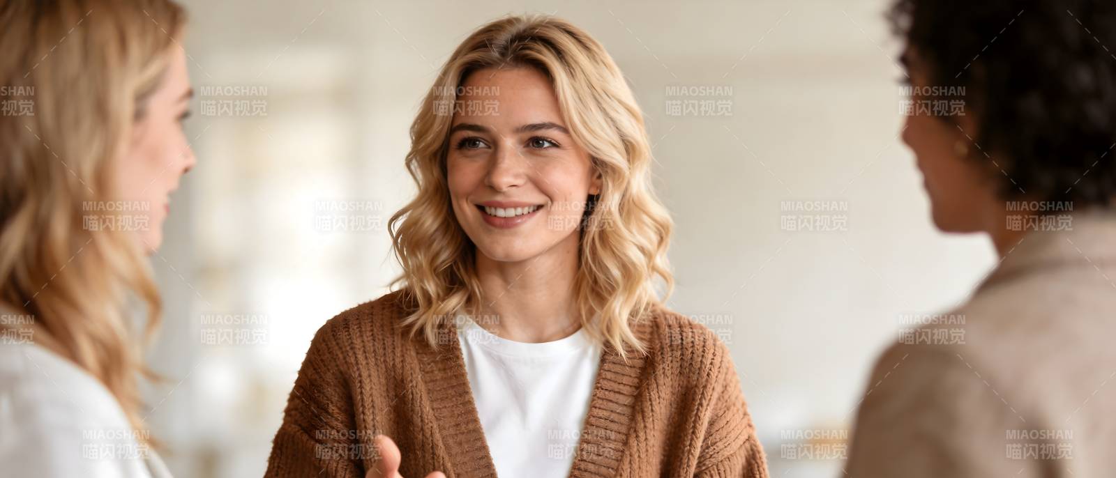 三人温馨交谈 笑容满面图片