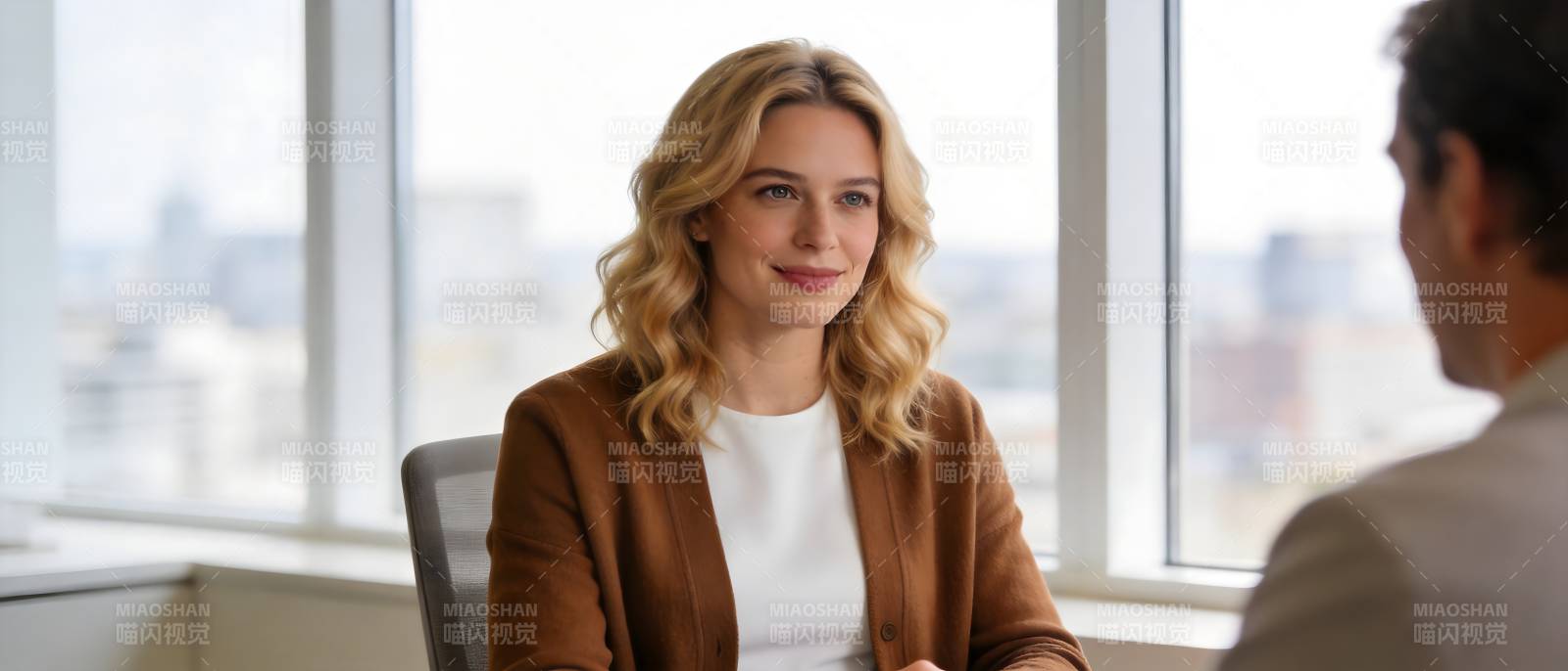 办公室对话 金发女子微笑倾听图片