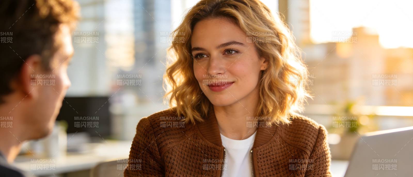 职场女性微笑交谈中图片