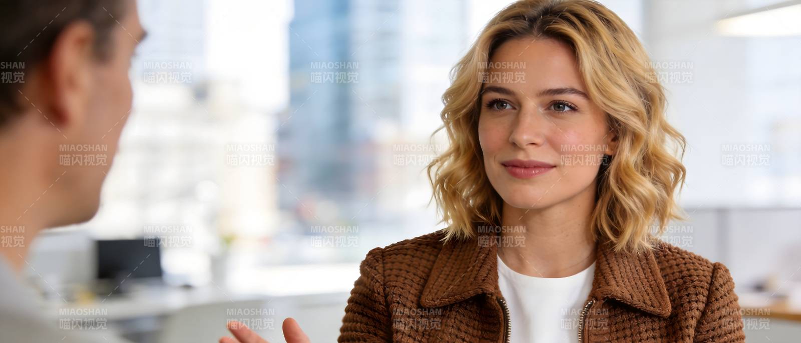 职场女性专注对话中图片