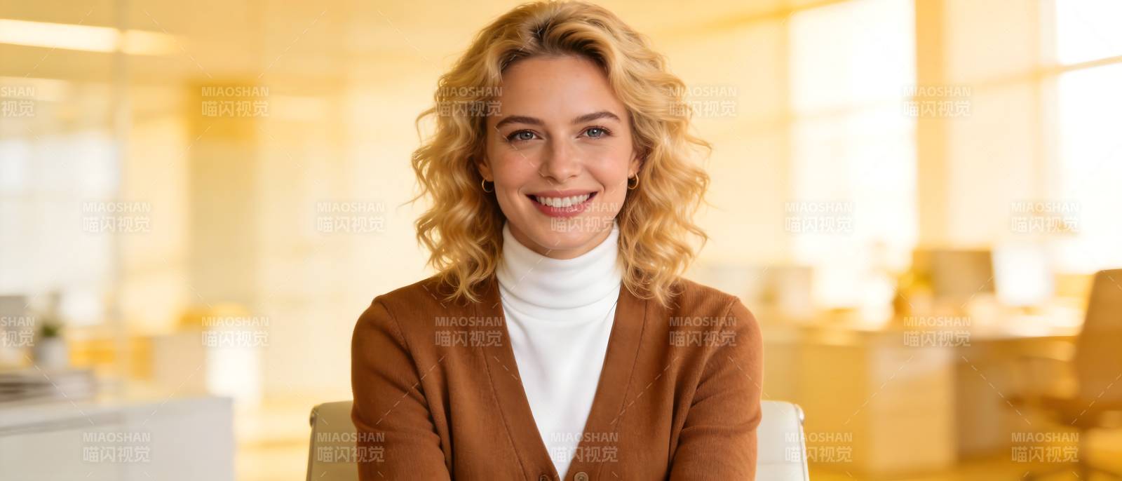 微笑金发女 暖光办公室图片