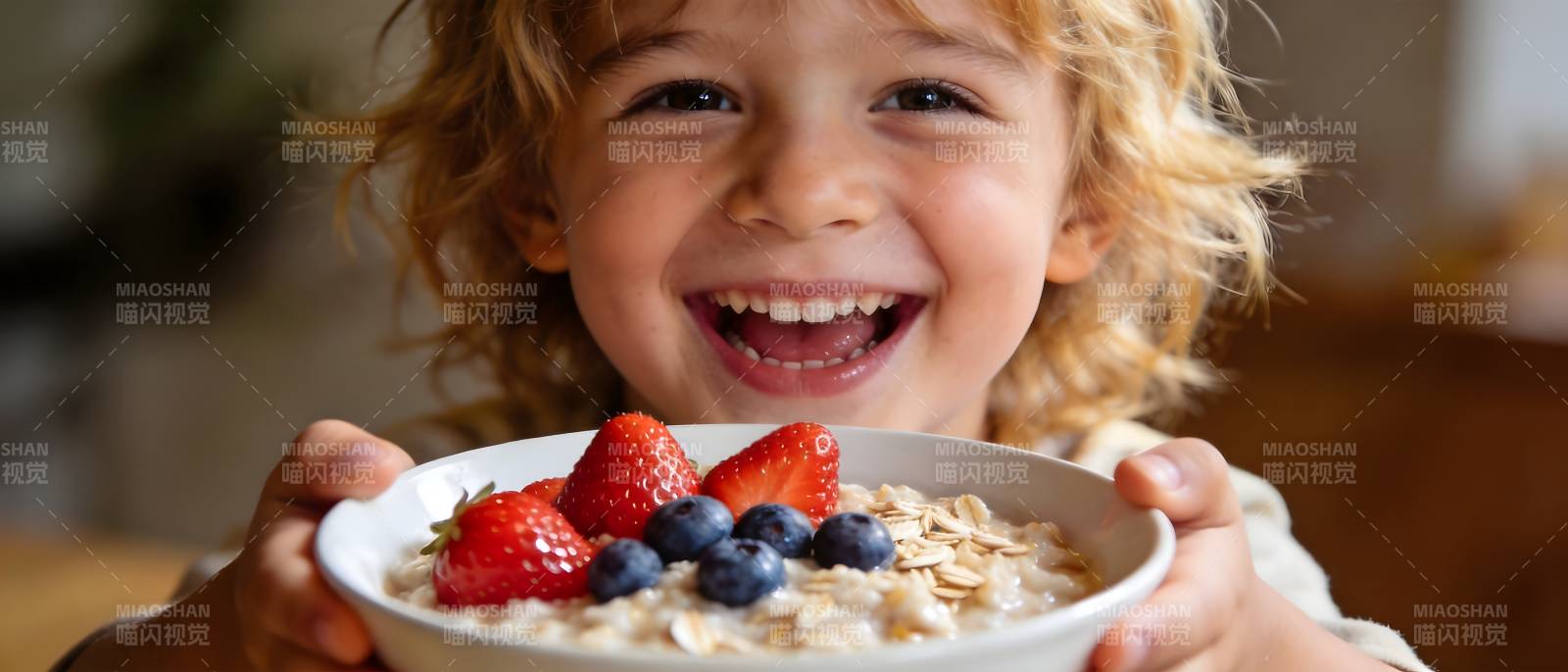 孩子开心吃水果燕麦碗图片