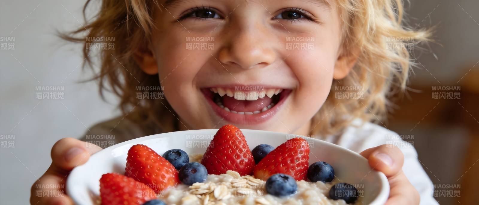 孩子笑捧莓果燕麦碗图片