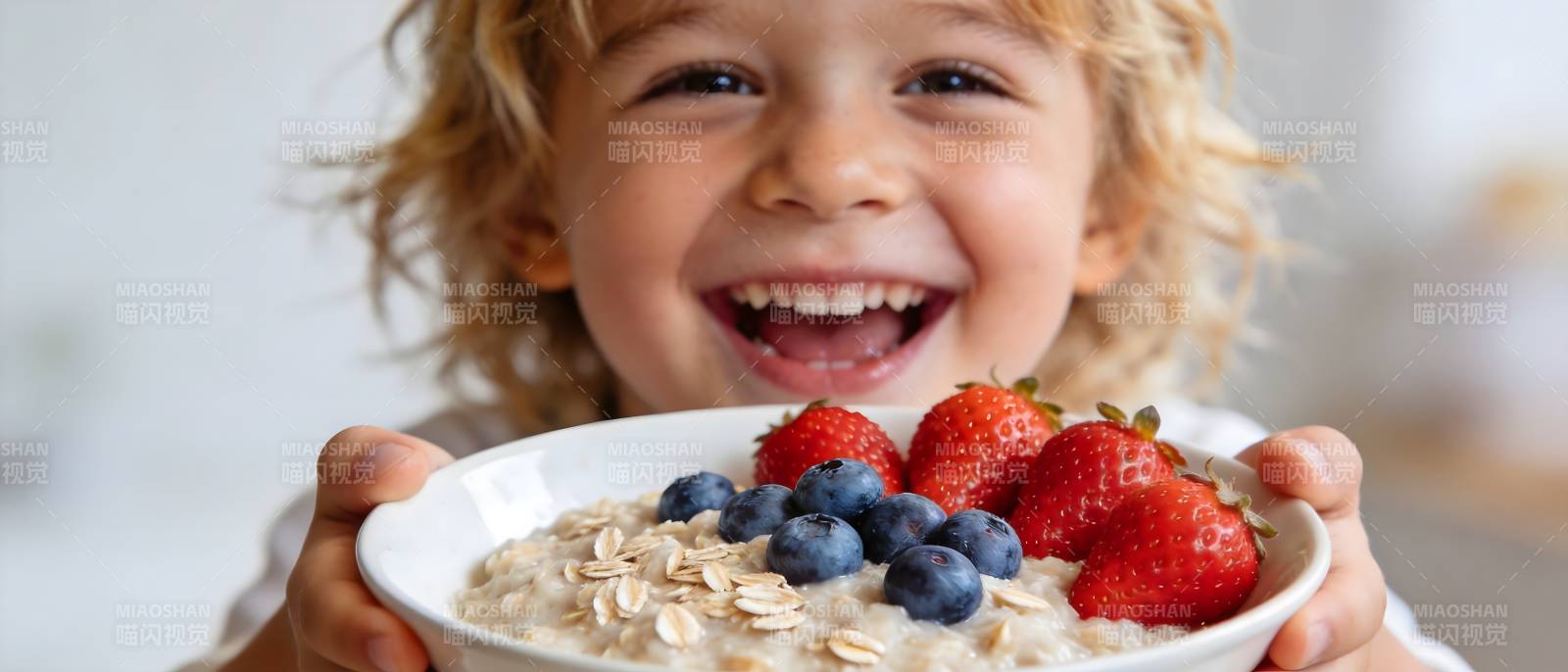 萌娃捧果麦 笑靥如花甜图片