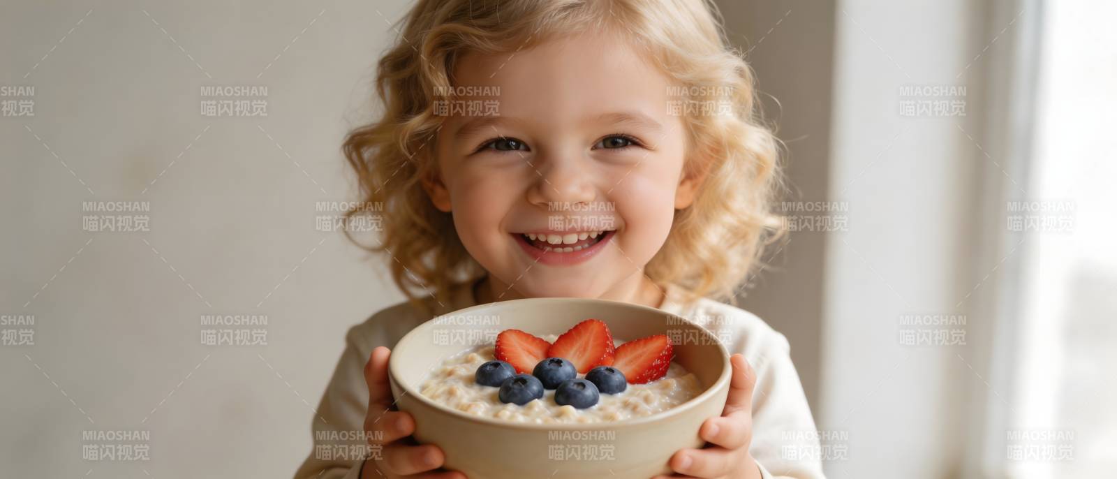 萌娃捧果麦 笑靥如花甜图片