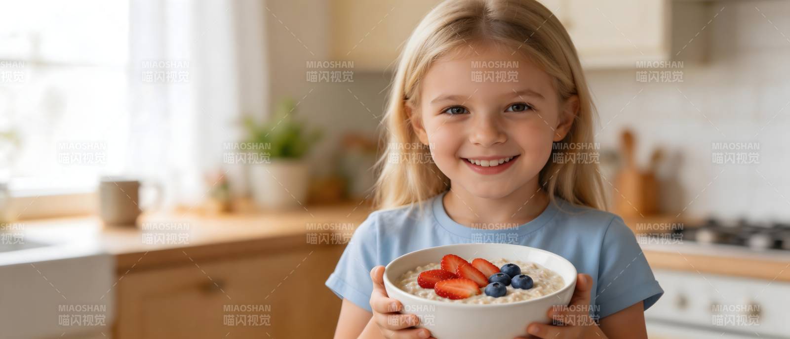 小女孩捧水果麦片碗微笑图片