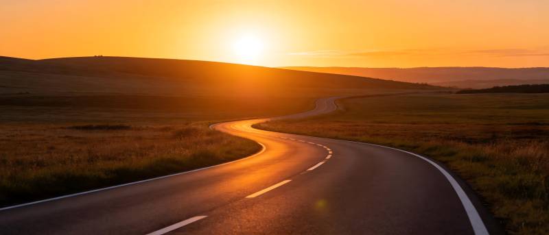 夕阳下的蜿蜒公路图片