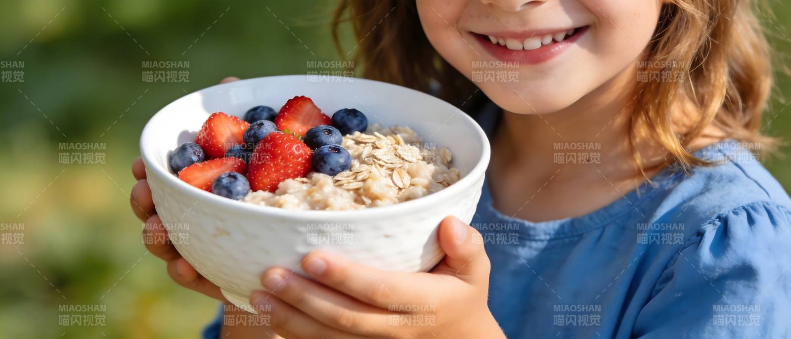 孩童捧果麦碗 笑容灿烂图片