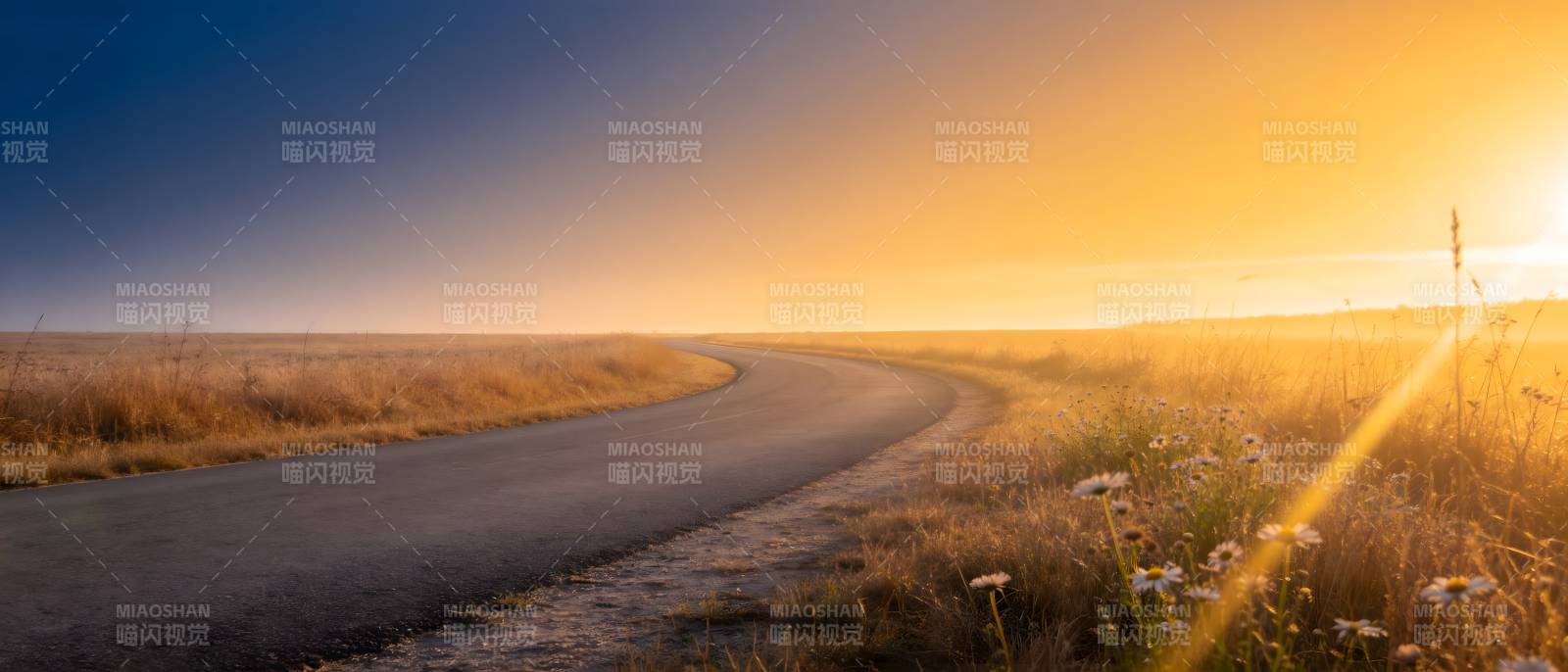 夕阳下的蜿蜒乡间小路图片