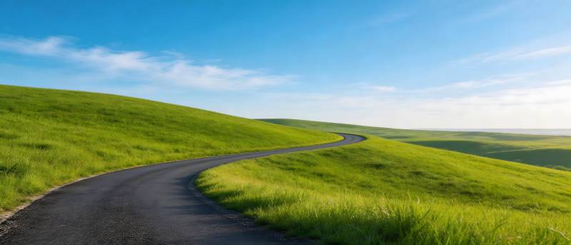 绿野蜿蜒路 蓝天伴我行图片