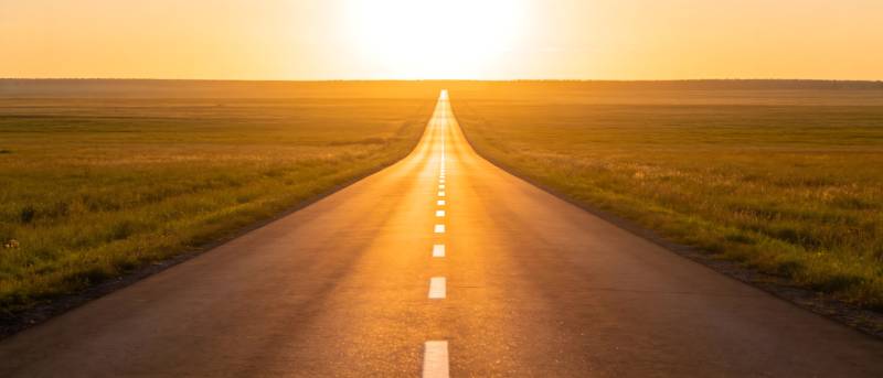 夕阳下的无尽公路图片