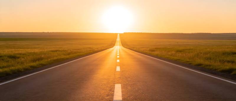 夕阳下的无尽公路图片