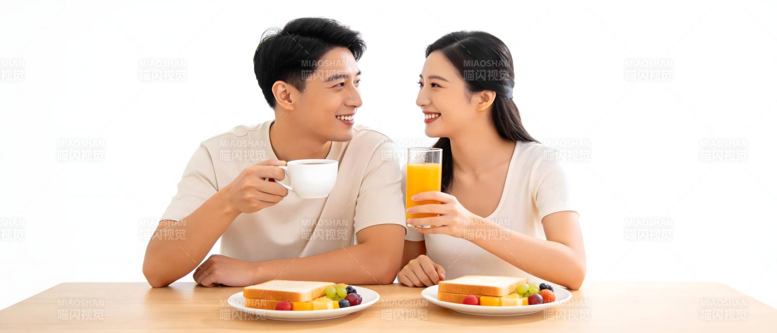 情侣早餐时光 温馨对视笑图片