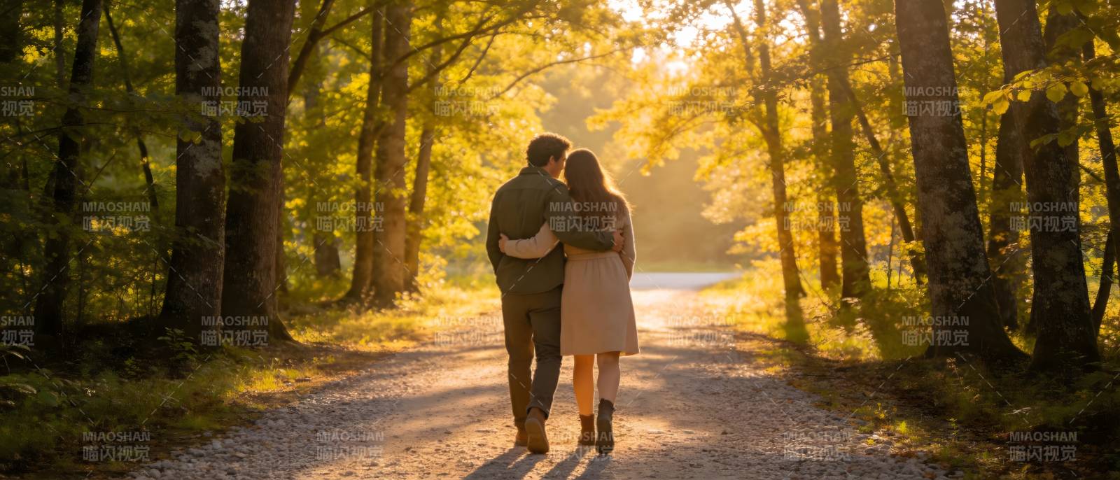 秋日林间 相拥漫步图片