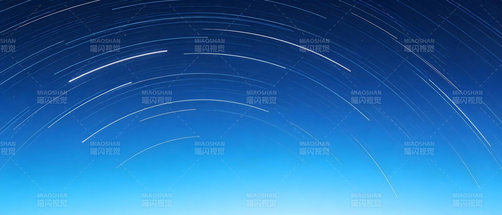 星轨划破深蓝夜空图片