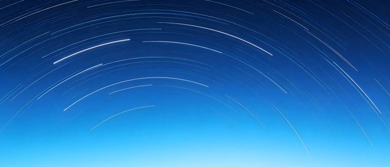 星轨划破深蓝夜空图片