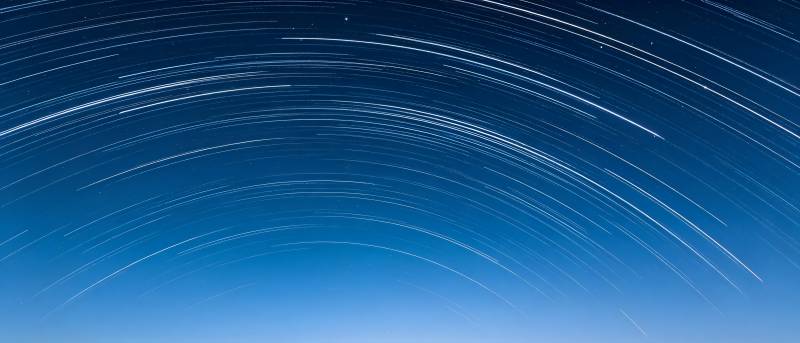 星轨划破深蓝夜空图片