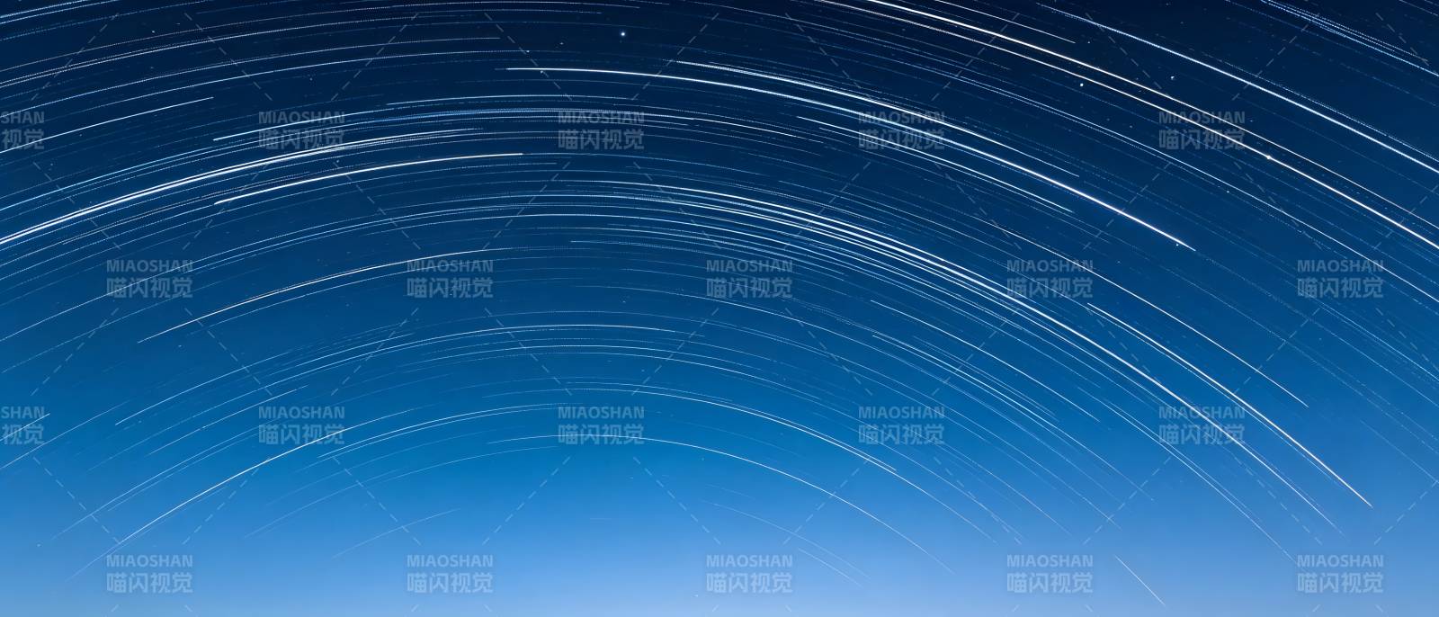 星轨划破深蓝夜空图片