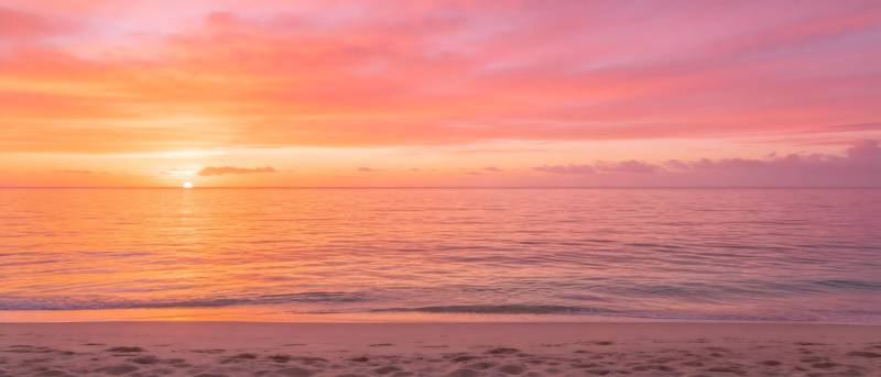 夕阳染海 粉霞映沙滩图片