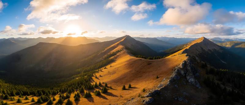 夕阳染金峰 云绕山脊行图片