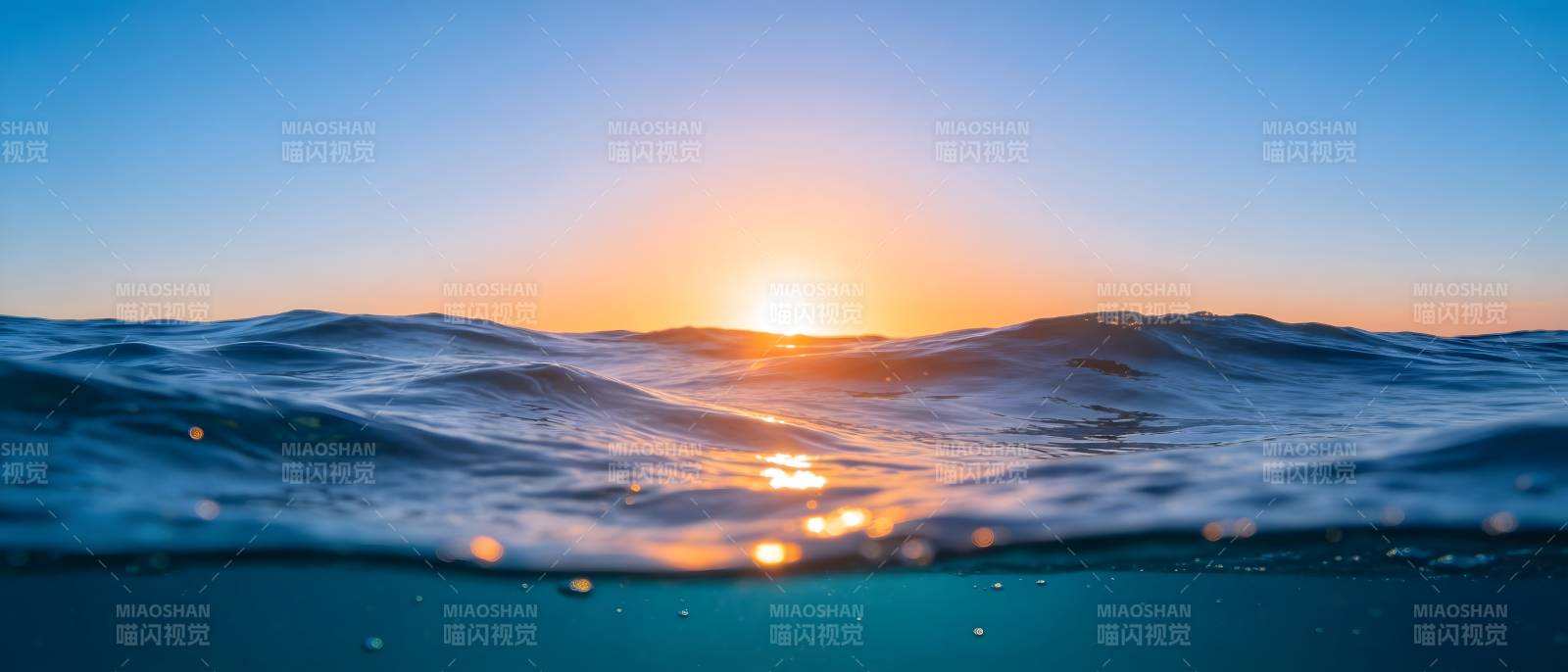 海平线上的金色日落图片